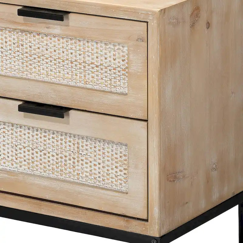 Mesa de apoio em madeira com acabamento lavado natural, dois gavetões e entrançado de rattan, com base preta