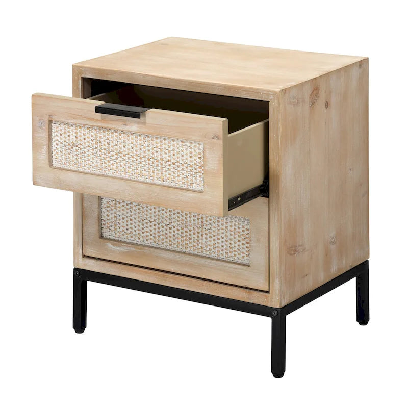 Mesa de apoio em madeira com acabamento lavado natural, dois gavetões e entrançado de rattan, com base preta