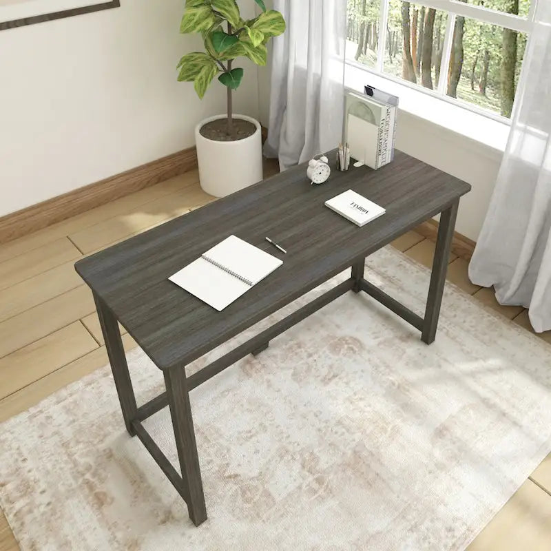 Moderner minimalistischer Schreibtisch mit Beinen aus Massivholz für zu Hause