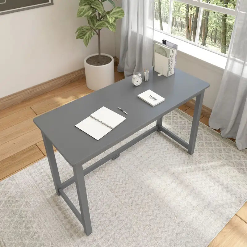 Moderner minimalistischer Schreibtisch mit Beinen aus Massivholz für zu Hause