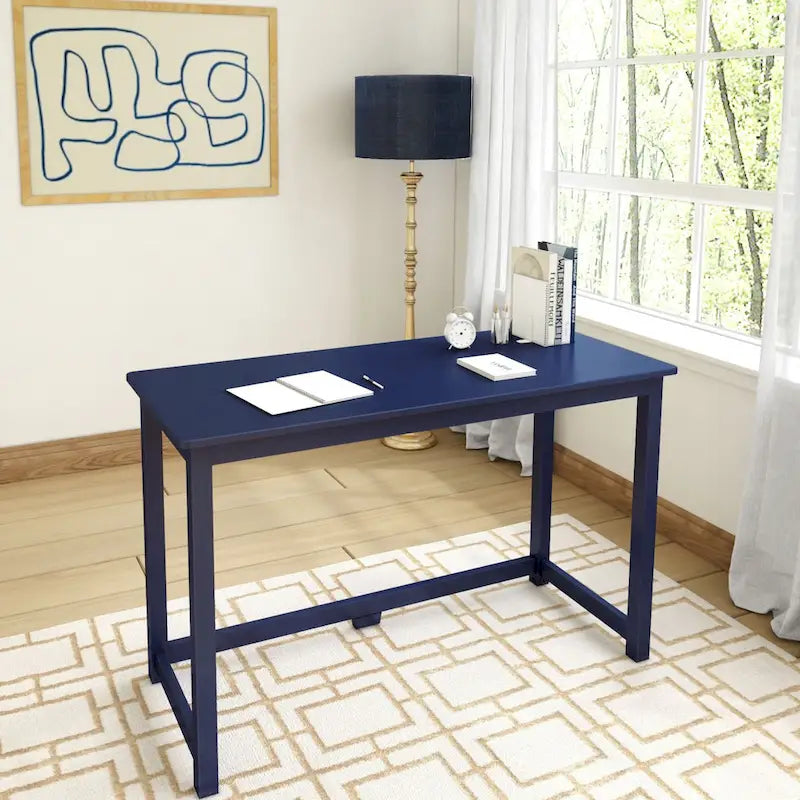 Moderner minimalistischer Schreibtisch mit Beinen aus Massivholz für zu Hause