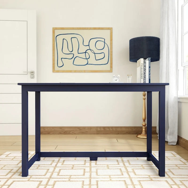 Moderner minimalistischer Schreibtisch mit Beinen aus Massivholz für zu Hause