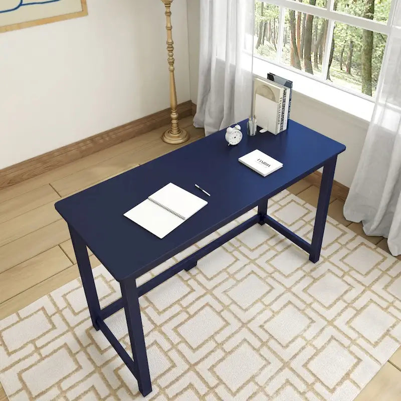 Moderner minimalistischer Schreibtisch mit Beinen aus Massivholz für zu Hause