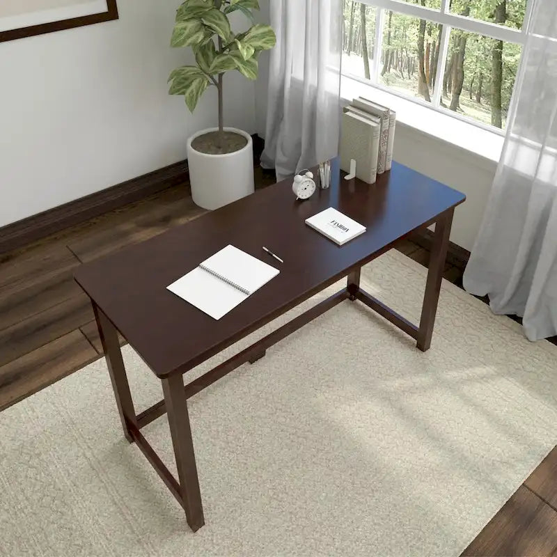 Moderner minimalistischer Schreibtisch mit Beinen aus Massivholz für zu Hause