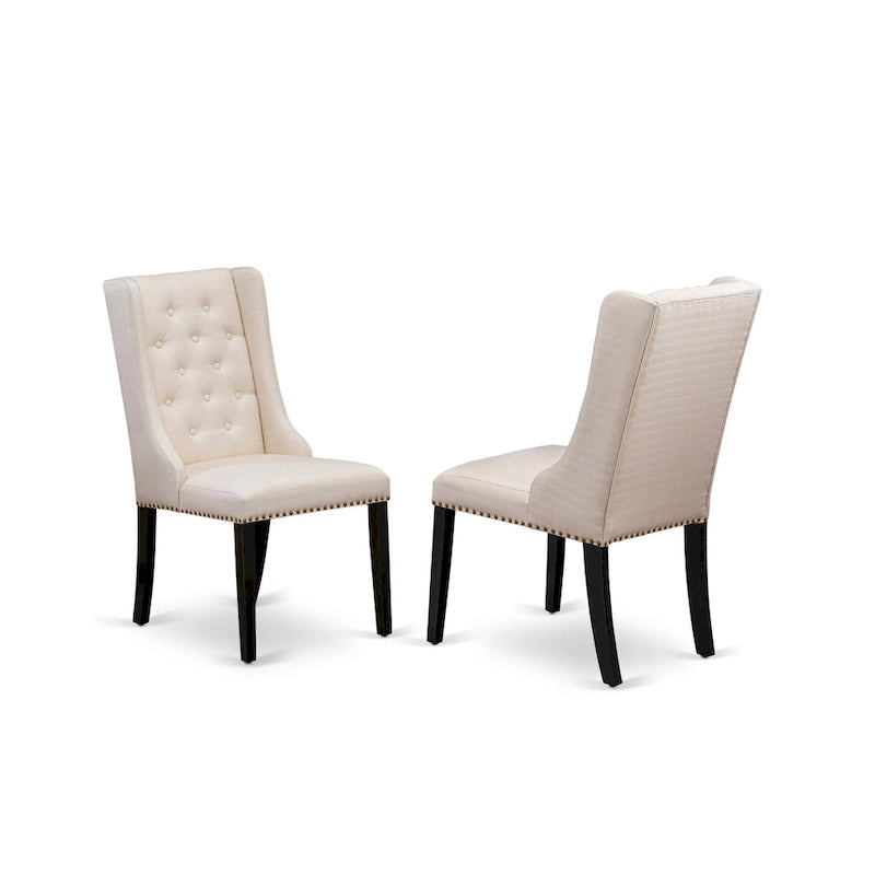Elegante sedia da pranzo imbottita con bottoni capitonné e bordino decorativo con borchie