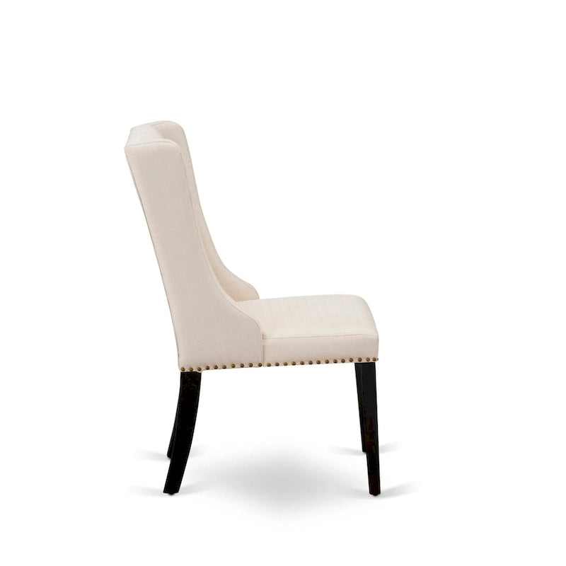 Elegante sedia da pranzo imbottita con bottoni capitonné e bordino decorativo con borchie
