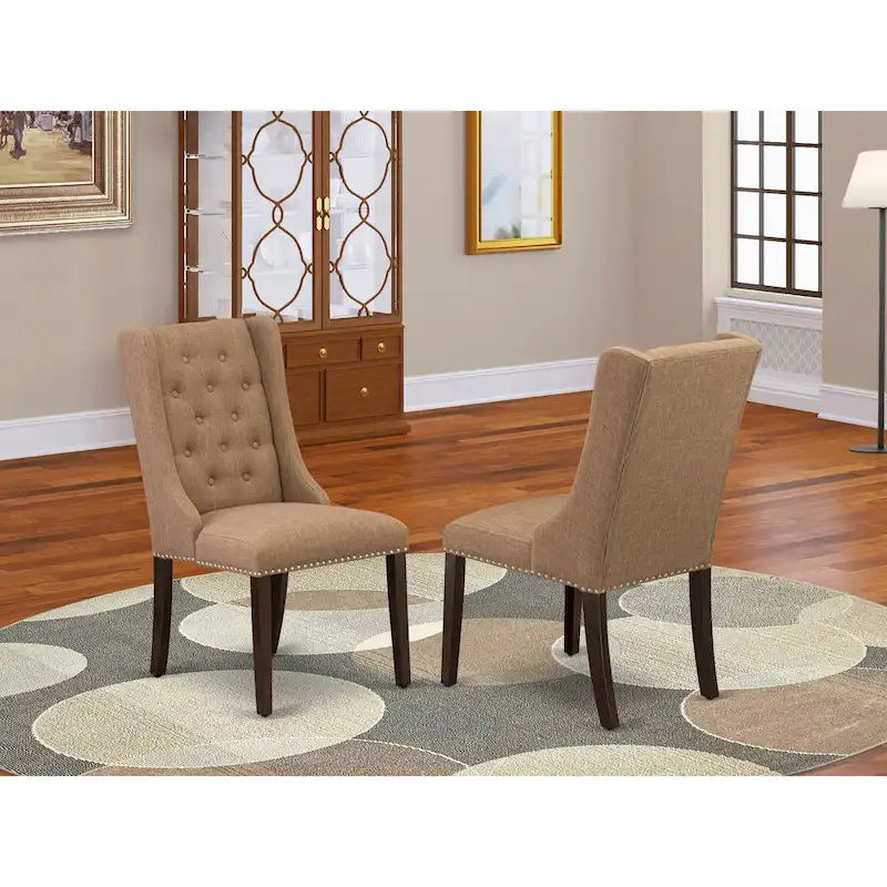 Elegante sedia da pranzo imbottita con bottoni capitonné e bordino decorativo con borchie