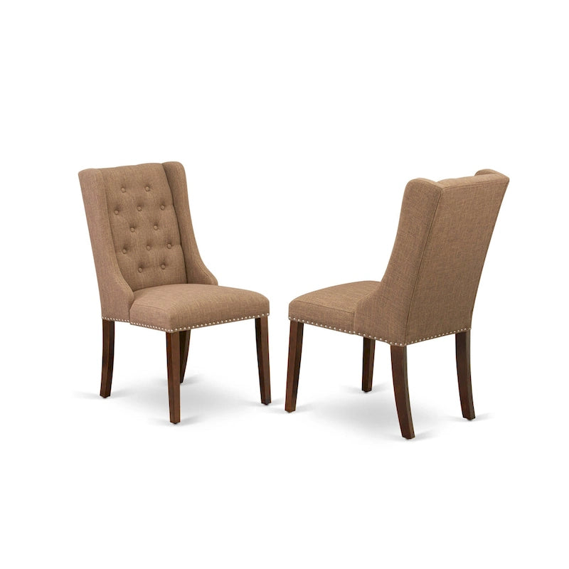 Elegante sedia da pranzo imbottita con bottoni capitonné e bordino decorativo con borchie