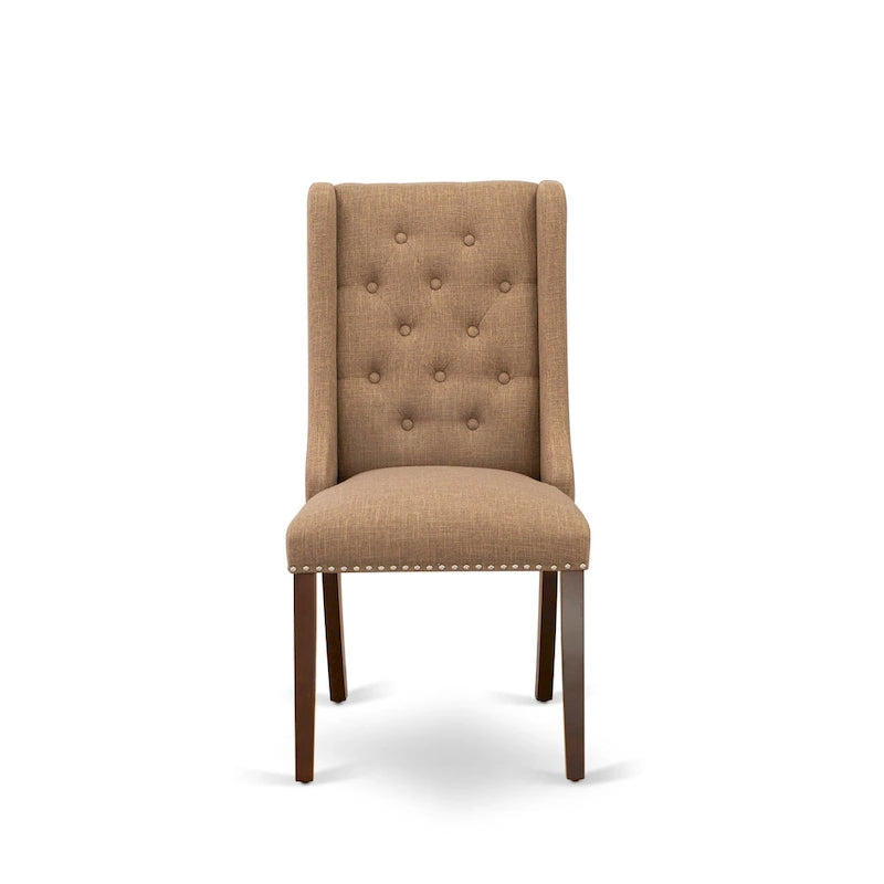 Elegante sedia da pranzo imbottita con bottoni capitonné e bordino decorativo con borchie