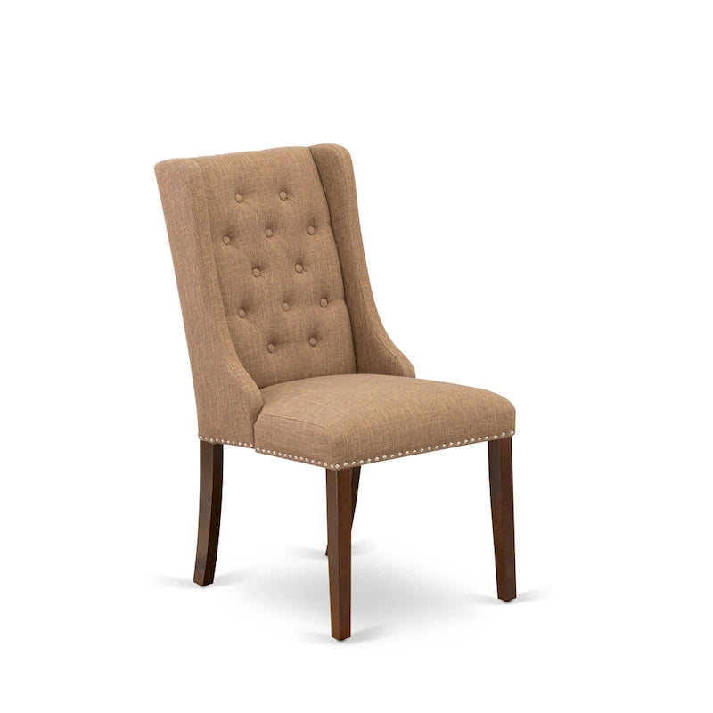 Elegante sedia da pranzo imbottita con bottoni capitonné e bordino decorativo con borchie