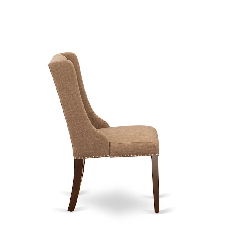 Elegante sedia da pranzo imbottita con bottoni capitonné e bordino decorativo con borchie