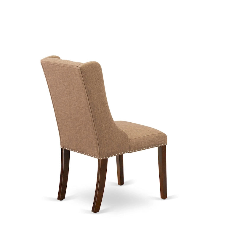 Elegante sedia da pranzo imbottita con bottoni capitonné e bordino decorativo con borchie