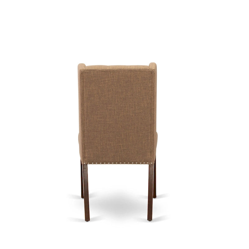 Elegante sedia da pranzo imbottita con bottoni capitonné e bordino decorativo con borchie