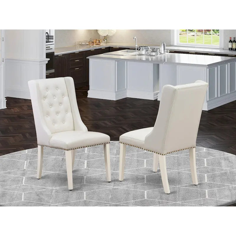 Elegante sedia da pranzo imbottita con bottoni capitonné e bordino decorativo con borchie