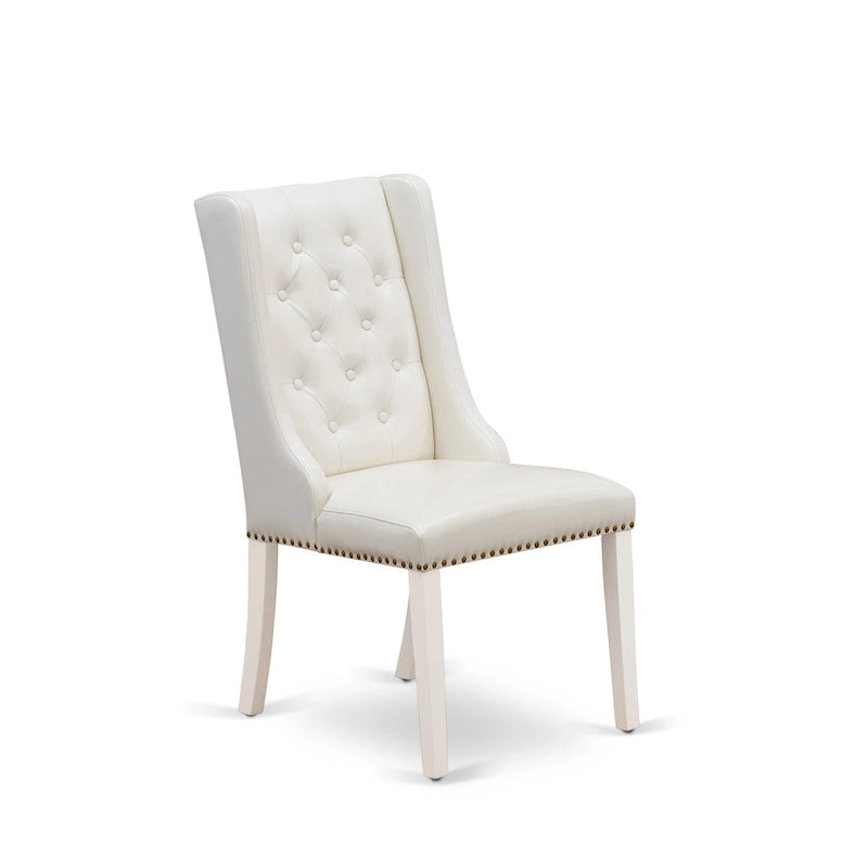 Elegante sedia da pranzo imbottita con bottoni capitonné e bordino decorativo con borchie