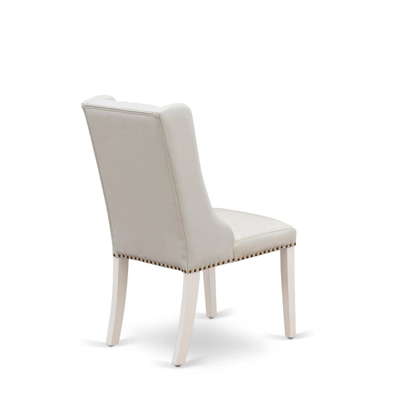 Elegante sedia da pranzo imbottita con bottoni capitonné e bordino decorativo con borchie