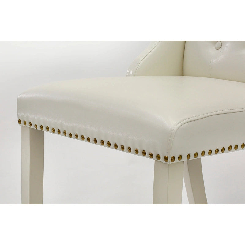 Elegante sedia da pranzo imbottita con bottoni capitonné e bordino decorativo con borchie