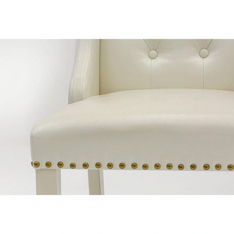 Elegante sedia da pranzo imbottita con bottoni capitonné e bordino decorativo con borchie