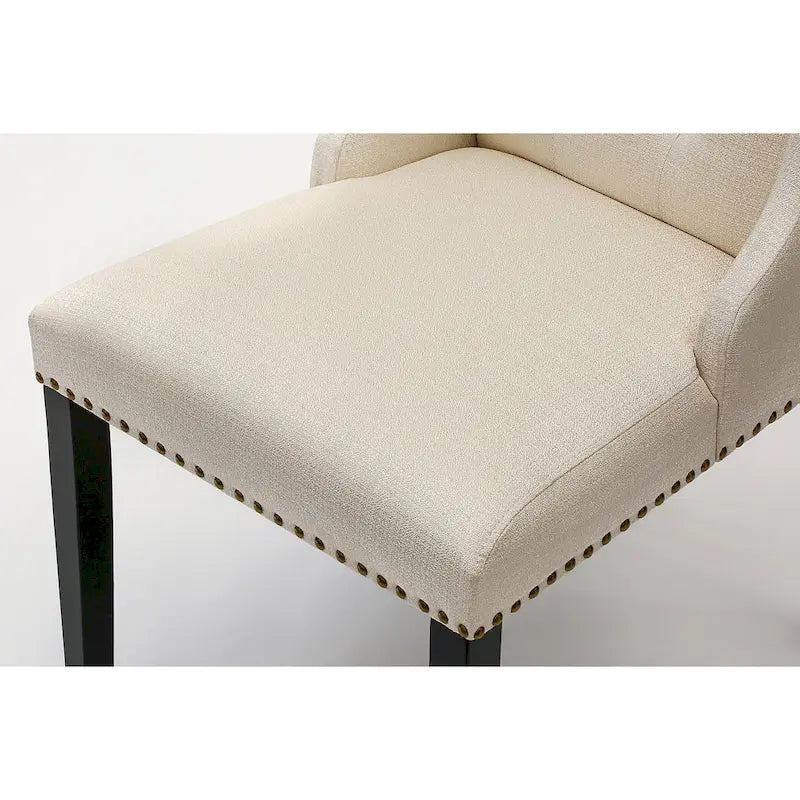 Elegante sedia da pranzo imbottita con bottoni capitonné e bordino decorativo con borchie