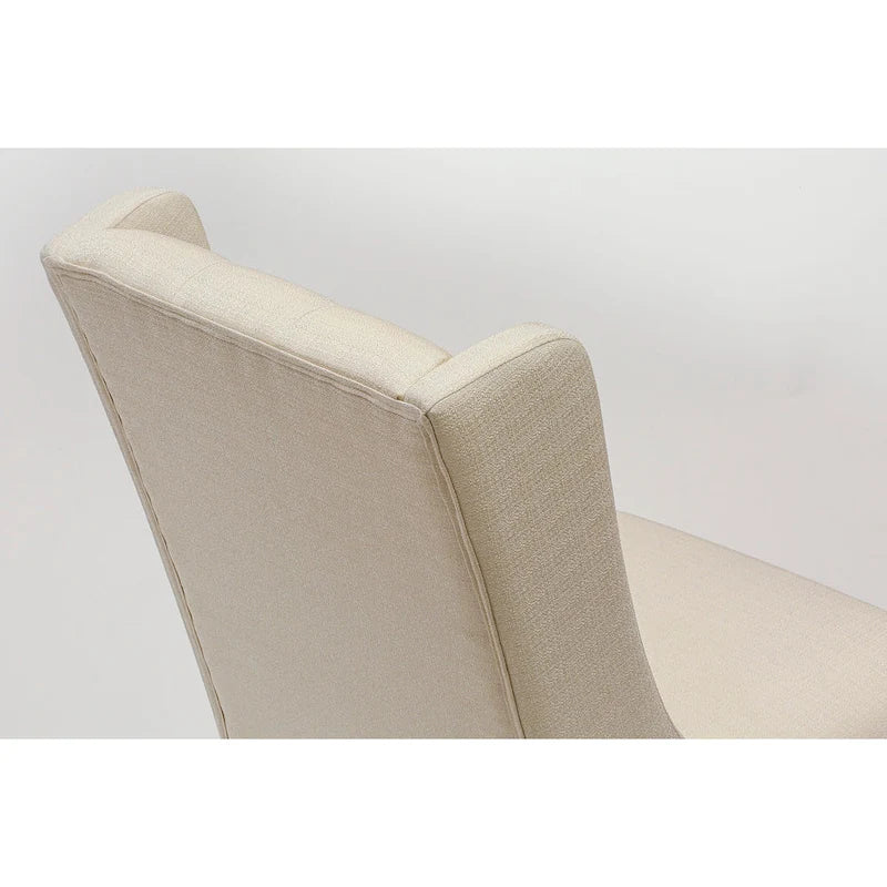 Elegante sedia da pranzo imbottita con bottoni capitonné e bordino decorativo con borchie
