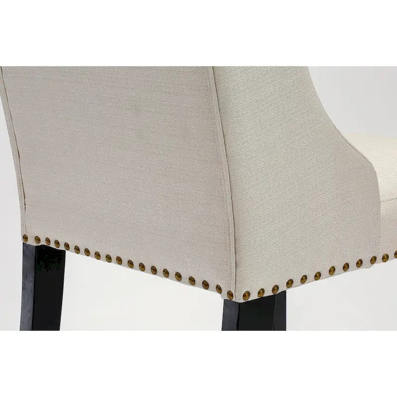 Elegante sedia da pranzo imbottita con bottoni capitonné e bordino decorativo con borchie