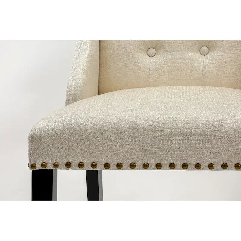 Elegante sedia da pranzo imbottita con bottoni capitonné e bordino decorativo con borchie