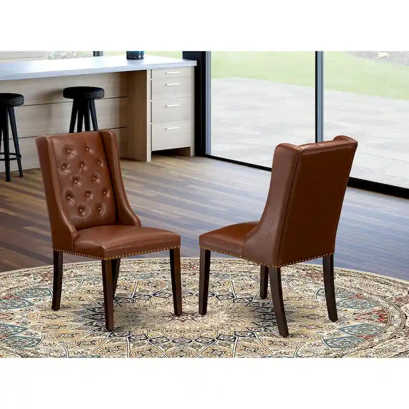 Elegante sedia da pranzo imbottita con bottoni capitonné e bordino decorativo con borchie