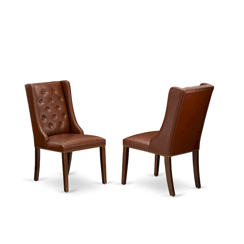 Elegante sedia da pranzo imbottita con bottoni capitonné e bordino decorativo con borchie