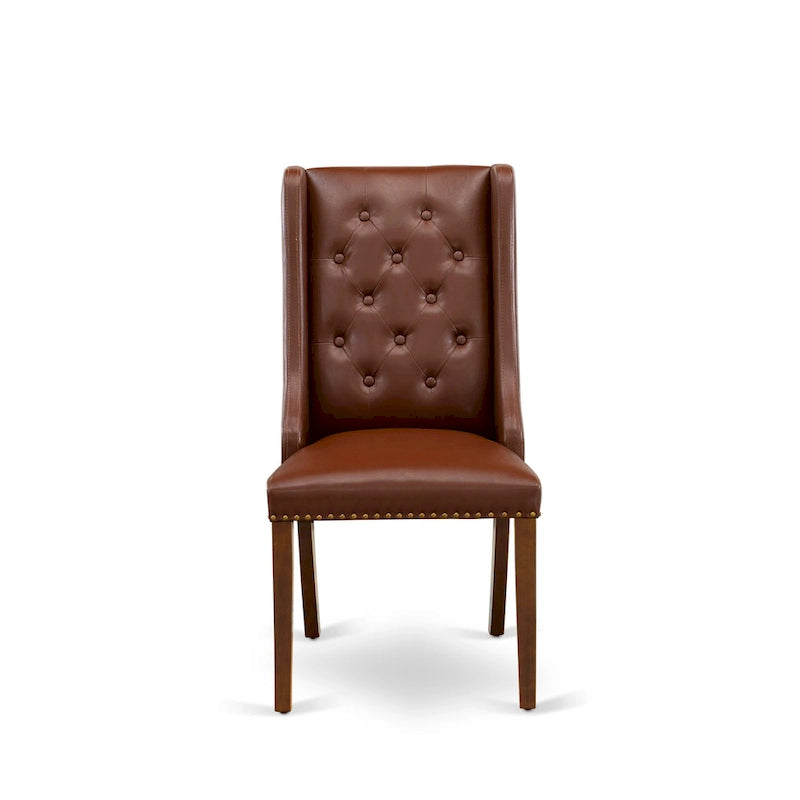 Elegante sedia da pranzo imbottita con bottoni capitonné e bordino decorativo con borchie