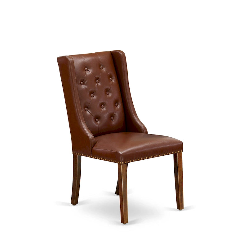 Elegante sedia da pranzo imbottita con bottoni capitonné e bordino decorativo con borchie
