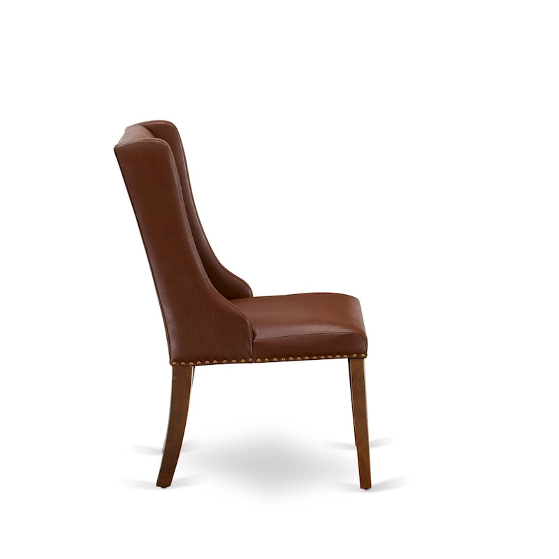 Elegante sedia da pranzo imbottita con bottoni capitonné e bordino decorativo con borchie