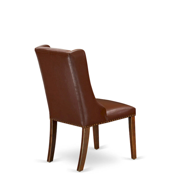 Elegante sedia da pranzo imbottita con bottoni capitonné e bordino decorativo con borchie