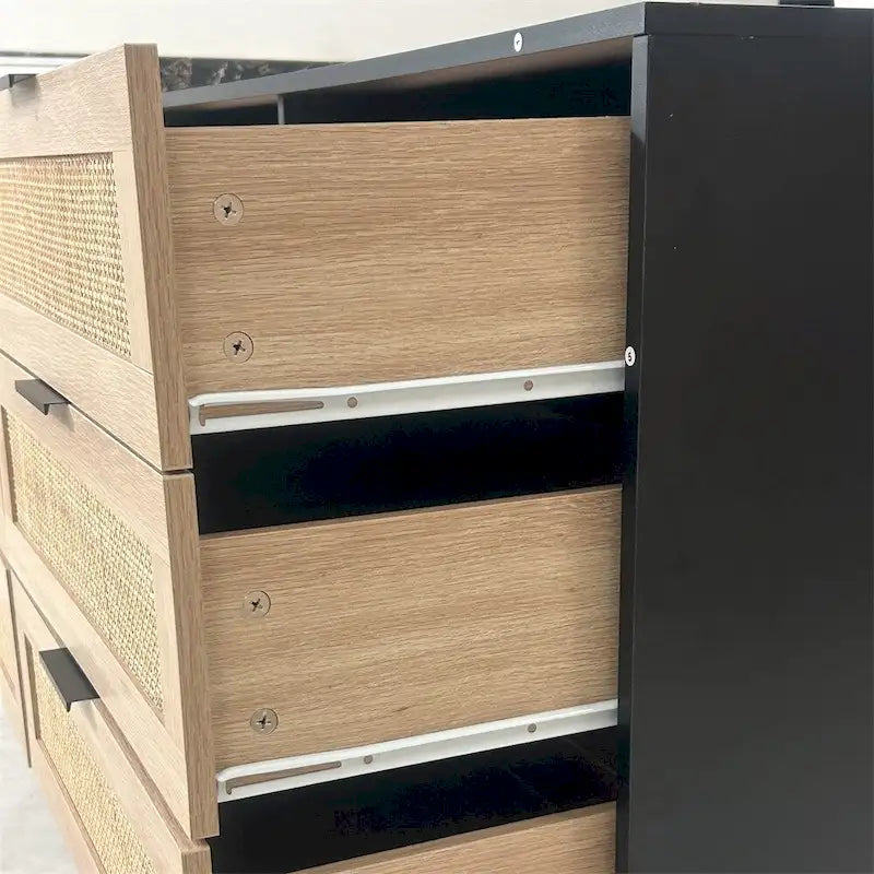 Modern rotan slaapkamerdressoir met zes laden en taps toelopende houten poten