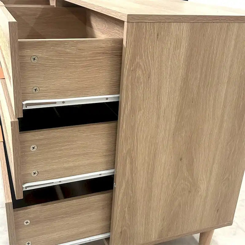 Modern rotan slaapkamerdressoir met zes laden en taps toelopende houten poten