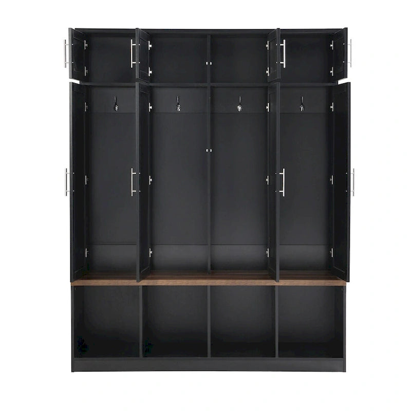 Klassische Garderobe für den Eingangsbereich mit Kassettentüren und Sitzbank in Holzoptik