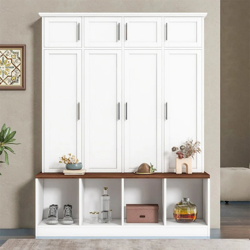 Klassische Garderobe für den Eingangsbereich mit Kassettentüren und Sitzbank in Holzoptik