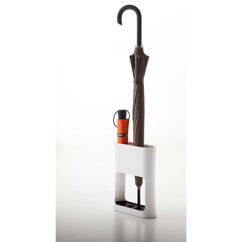 Porte-parapluies moderne ovale en acier pour rangement au sol dans une entrée compacte